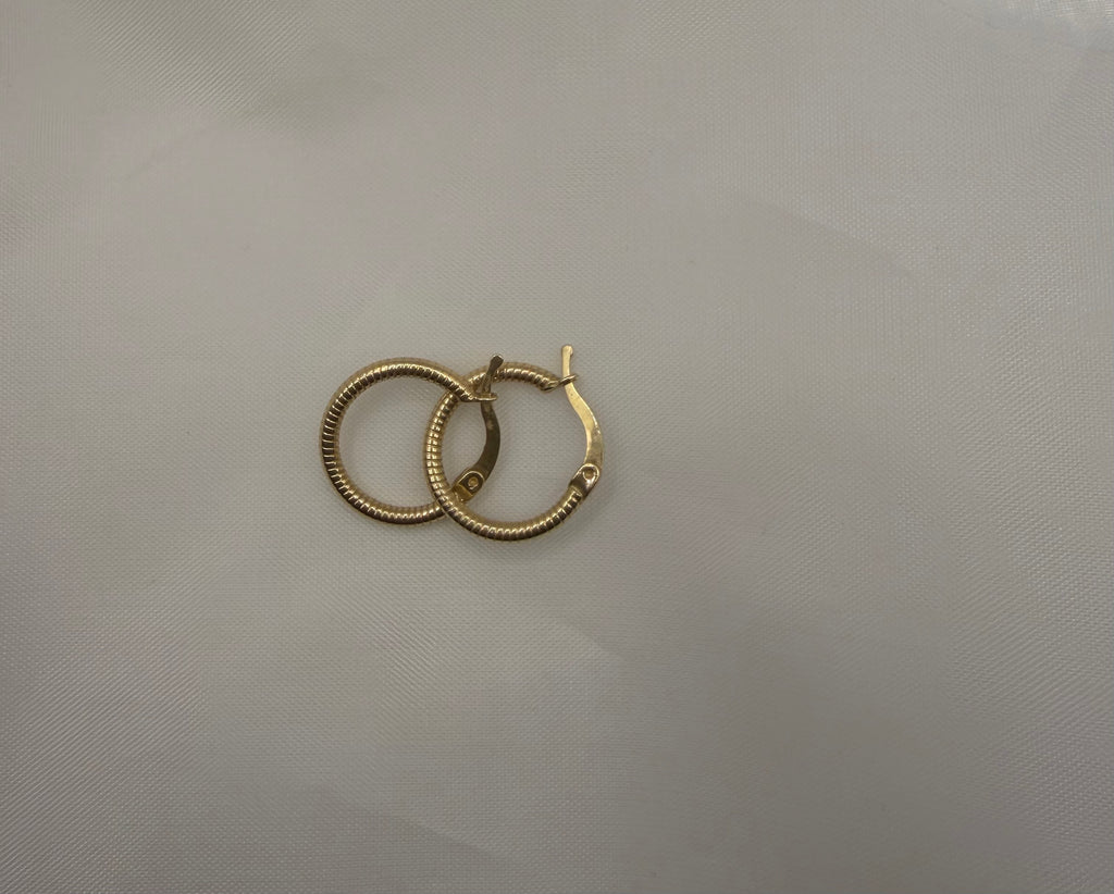 ✨ Arracadas Huggie Acanaladas Oro 14K | 14K Gold Ribbed Huggie Hoop Earrings