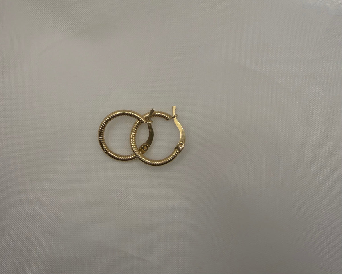 ✨ Arracadas Huggie Acanaladas Oro 14K | 14K Gold Ribbed Huggie Hoop Earrings