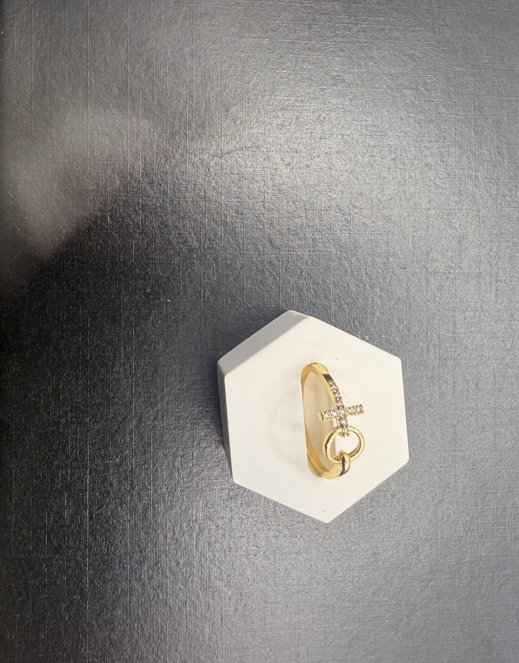 Anillo Doble Aro Entrelazado Oro 14K con Zirconias – Talla 7